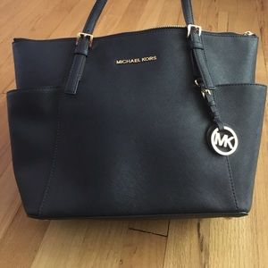 MK Navy Jet Set East West Top Zip Lg tote